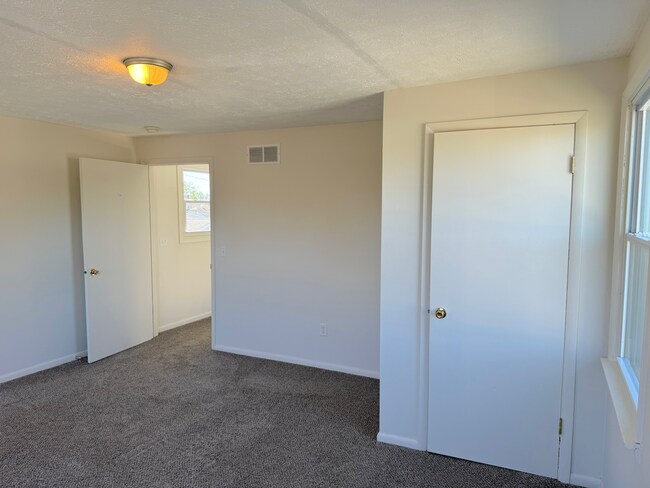 Building Photo - 2601 Elmo Ave