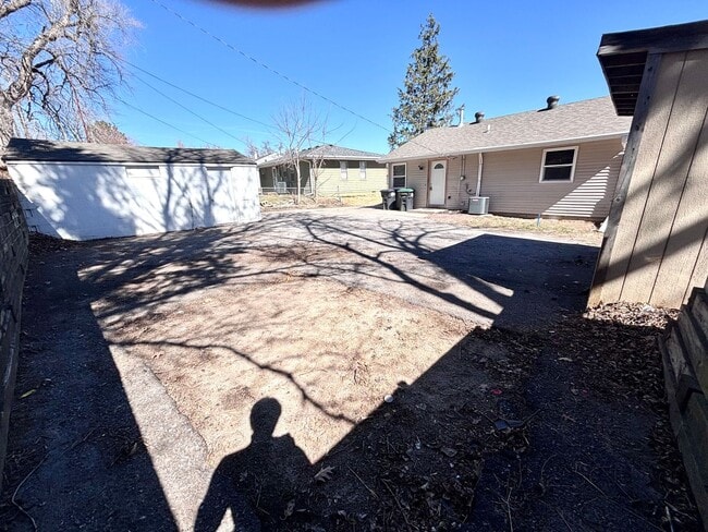 Building Photo - 3222 S 40th St