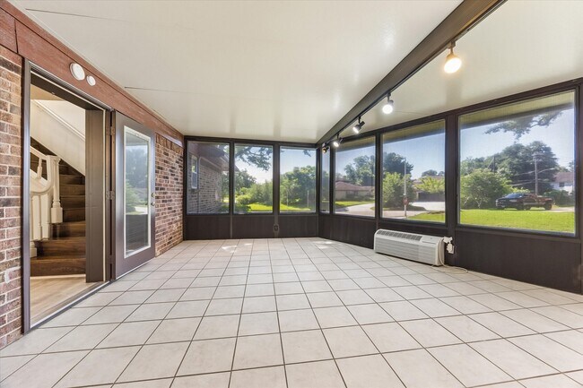 Building Photo - 3232 Parkwood Dr