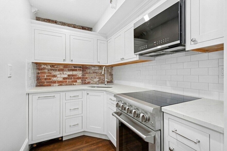 Building Photo - 49 Beacon St