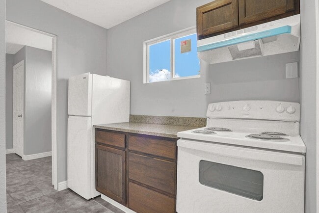Building Photo - Central 1 Bedroom 1 Bath