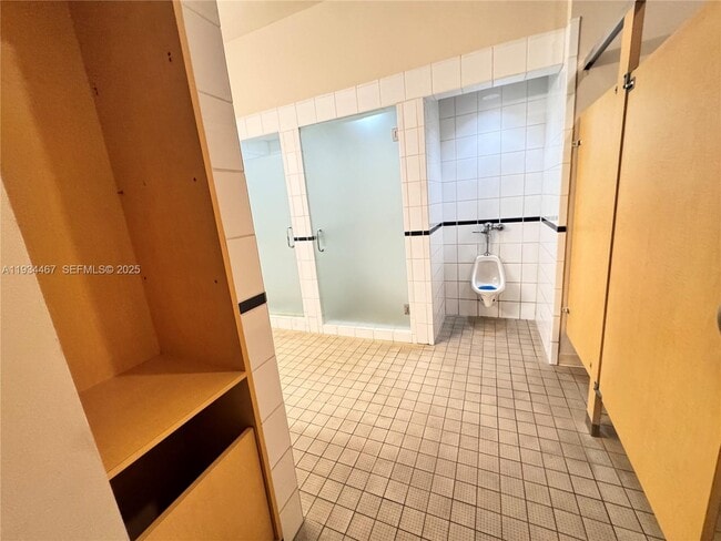 Building Photo - 5161 Collins Ave