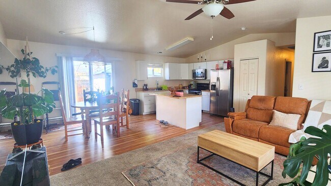 Building Photo - 3 Bed/2 Bath Home in Orchard Mesa with Fen...