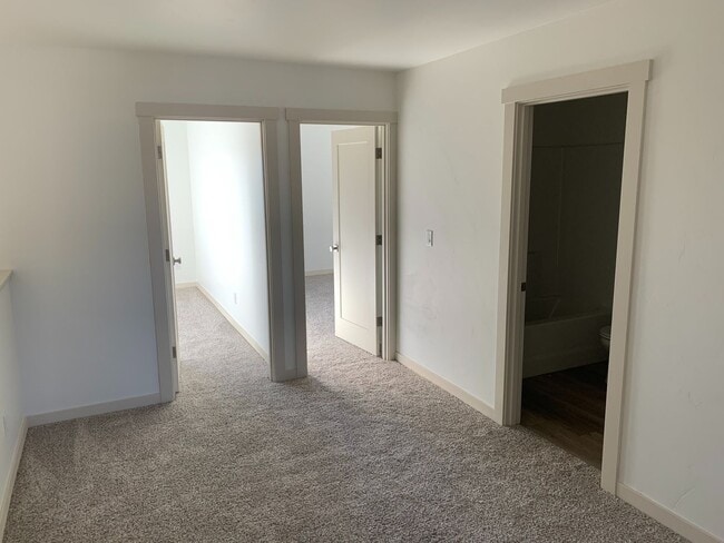 Building Photo - Modern 3 Bed/2.5 Bath Townhome in NW Redmond