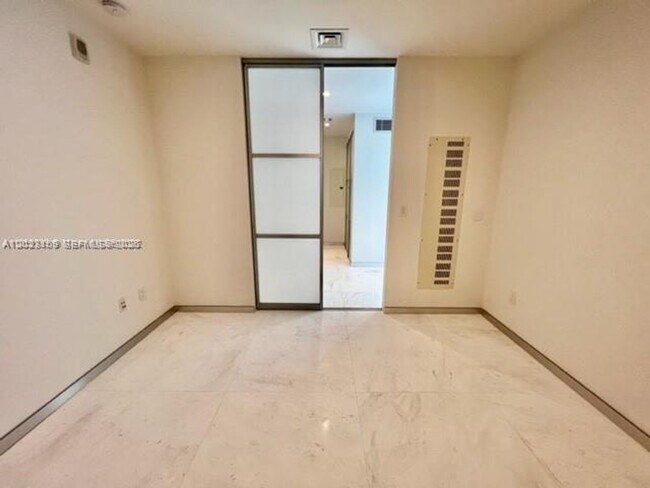 Building Photo - 16901 Collins Ave