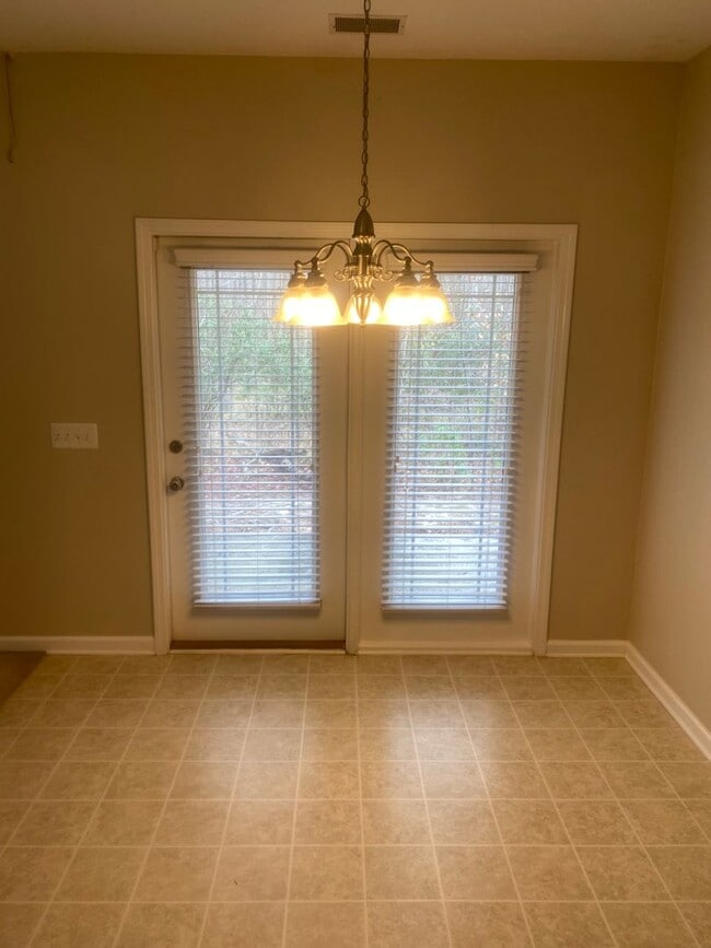 Building Photo - In the Heart of The Hill