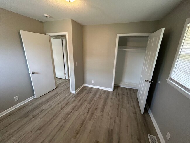 Building Photo - 3br 1.5 BA with fence