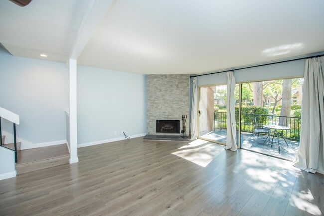 Building Photo - Huntington Beach Townhome