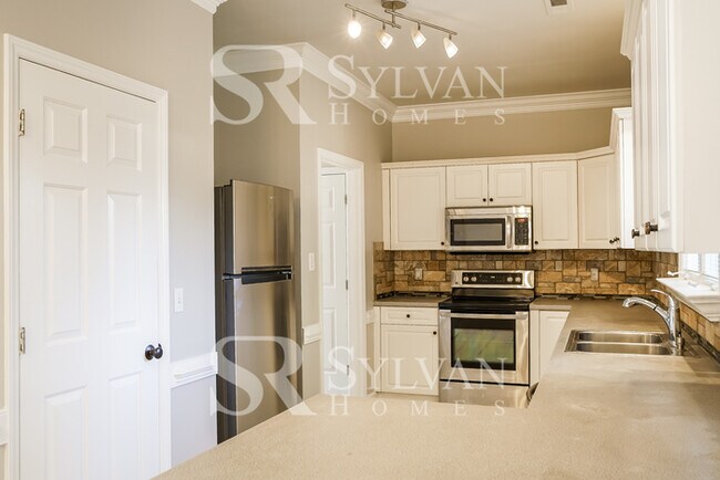 Building Photo - Enjoy Relaxation & Sophistication in this ...