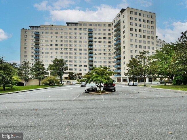 Building Photo - 10201 Grosvenor Pl