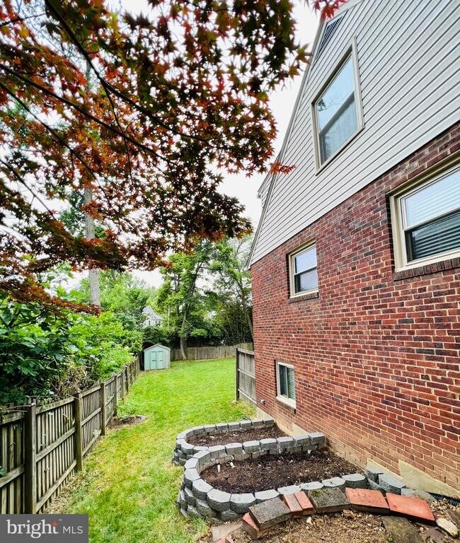 Building Photo - 2220 Primrose Dr