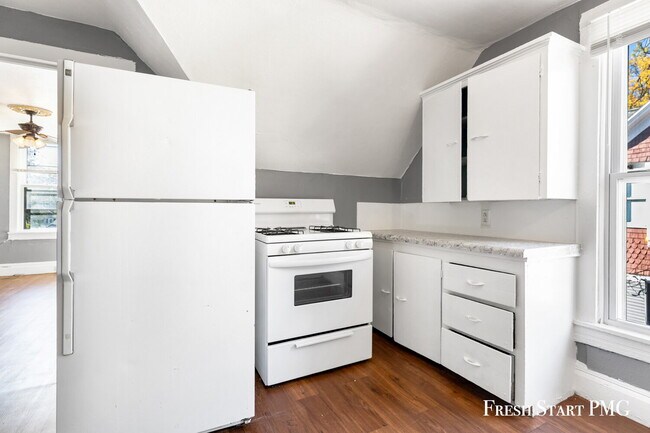 Building Photo - Spacious Upstairs Unit with 3 Flexible Rooms & Full Kitchen