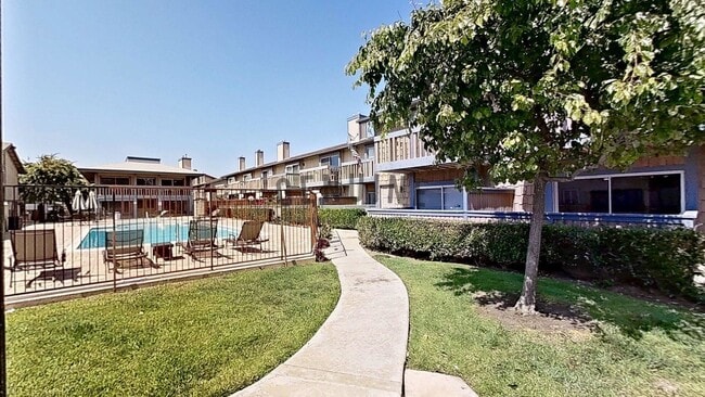 Building Photo - Upstairs Spacious 1Bd Condo w/attached Garage
