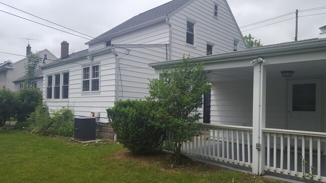 Building Photo - 3 Bedroom with 2 Car Attached garage