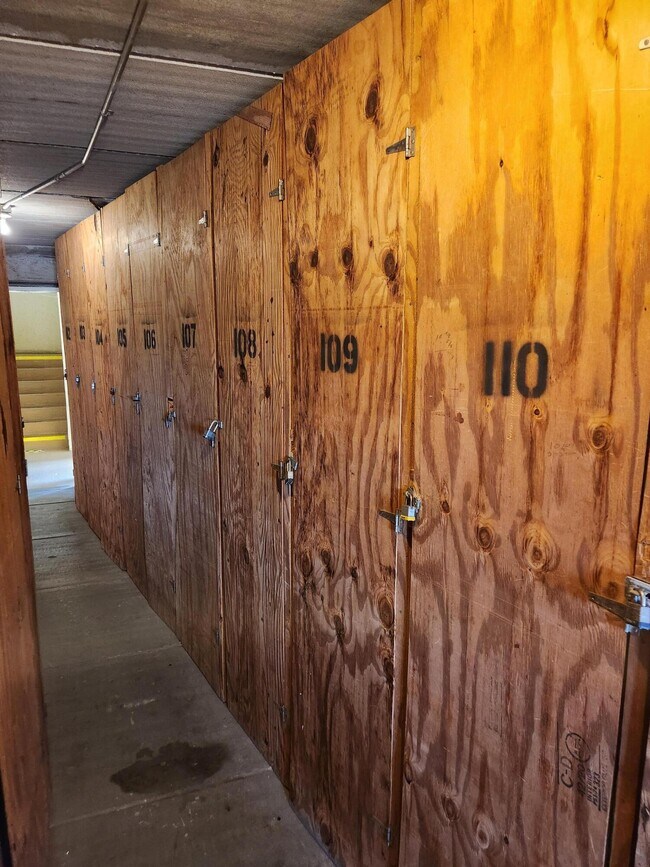 Building Photo - 600 Village Green Ct