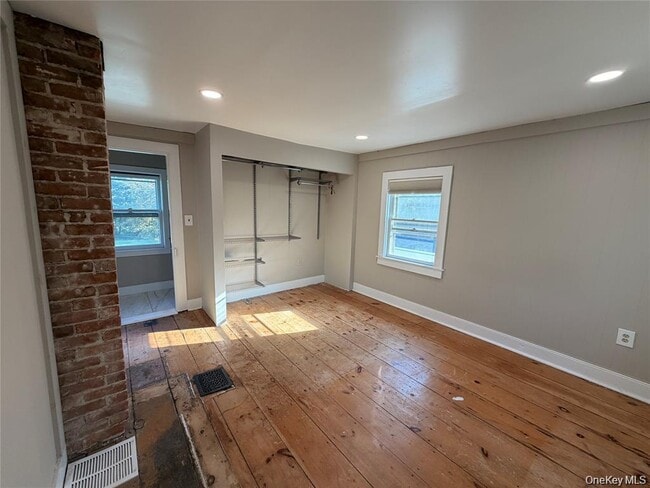 Building Photo - 265 Maybrook Rd