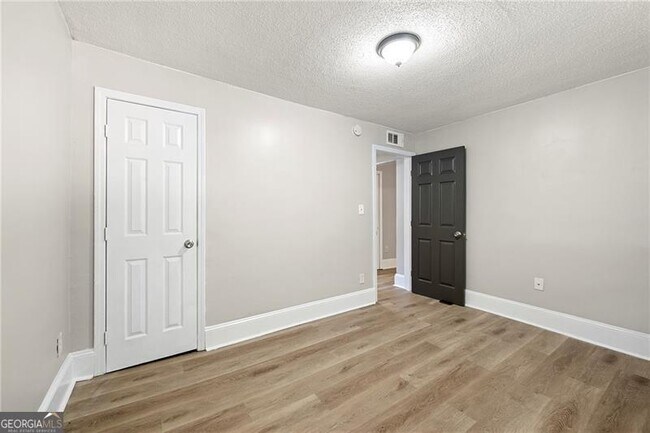 Building Photo - 156 Fairfield Pl NW