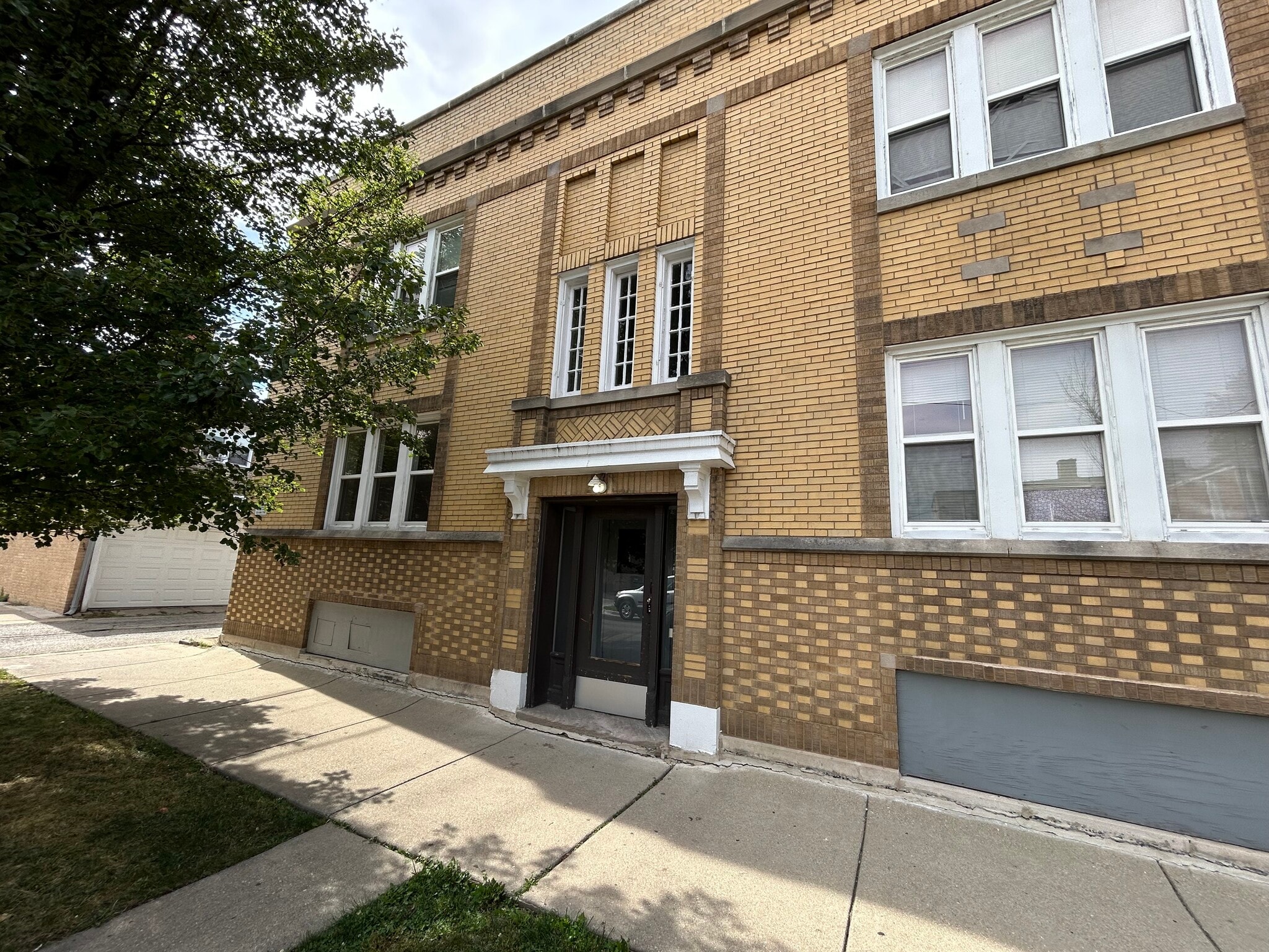 Building Photo - 3018 N Karlov Ave