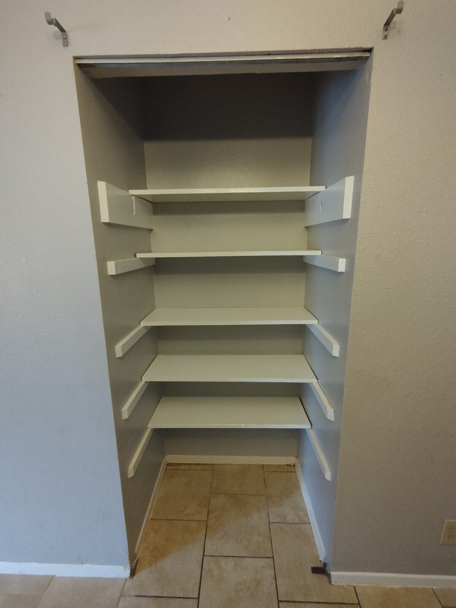 kitchen pantry - 410 W Aviation Blvd