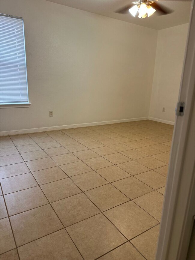 Building Photo - 3 Bedroom 2 Bath Duplex  2 weeks free move...