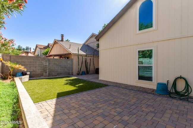 Building Photo - 518 E Kerry Ln