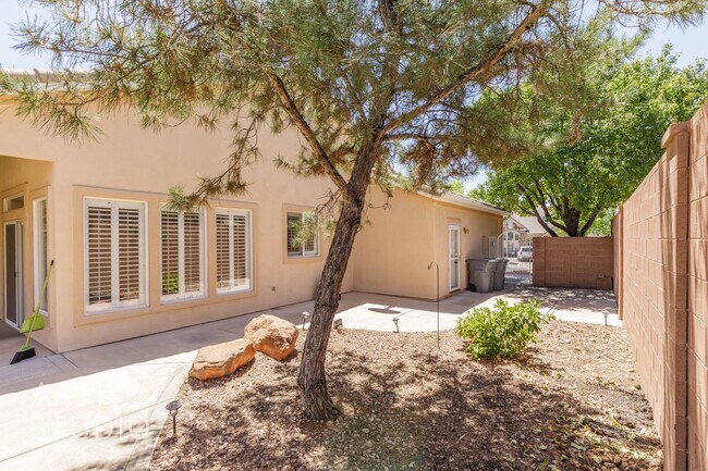 Building Photo - Stunning 3-Bedroom Home with Private Backy...