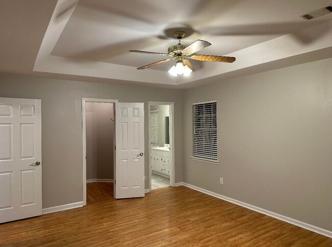 Building Photo - 586 Oak Brook Dr