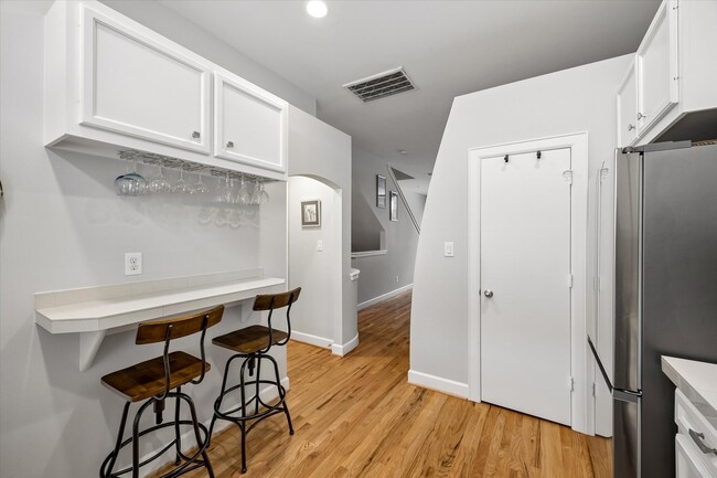 Building Photo - 8715 Meadowcroft Dr