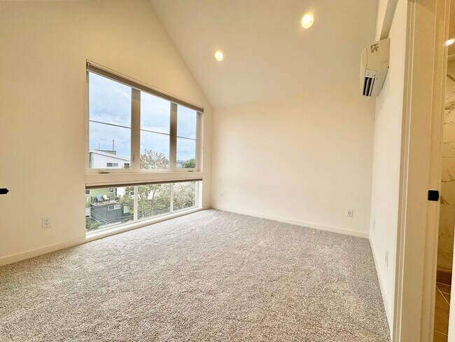Building Photo - Ballard Townhome