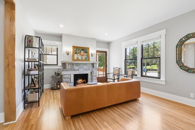 Building Photo - 2016 Sweetbriar Ave