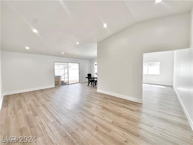 Building Photo - 401 Holcomb
