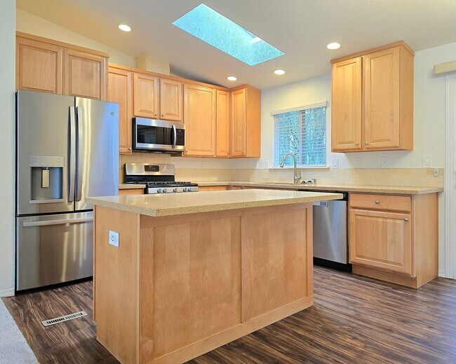 Building Photo - Spacious Home in Lake Stevens Available Now!  Pet Friendly