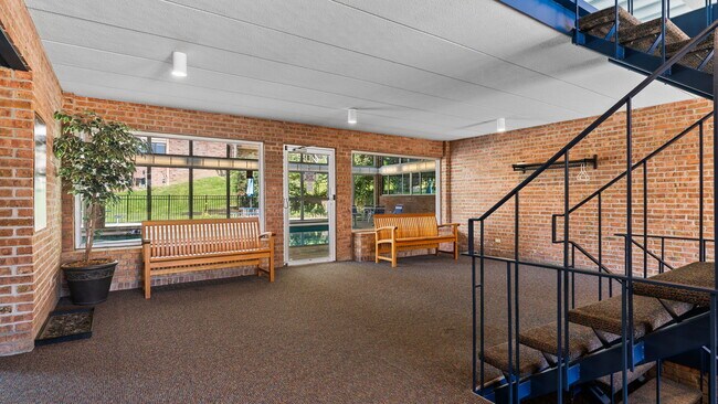 Building Photo - 1225 S Maple Rd