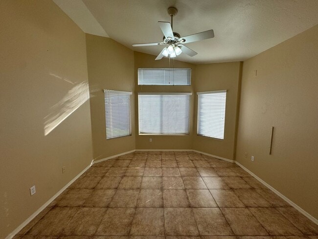 Building Photo - 3 Bedroom - 2 Bath - Mesa