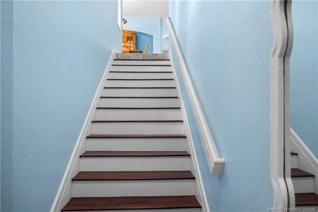 Building Photo - 691 SW Glen Crest Way