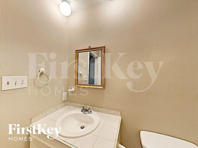 Building Photo - 2211 Fairgreen Dr