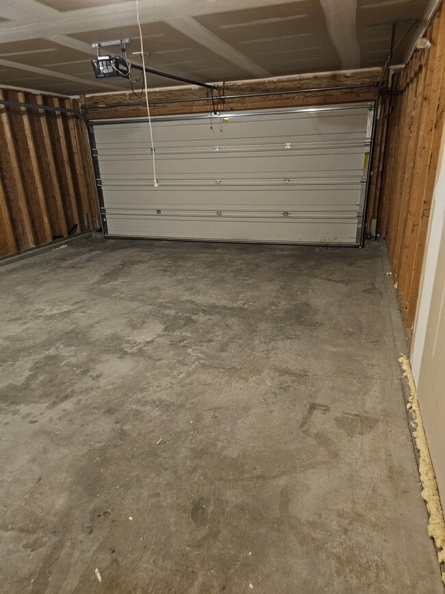 Building Photo - 726 Highland Ridge Dr