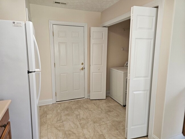 Building Photo - Beautiful 3 bedroom, 2 bath duplex with two car garage. - NO PETS