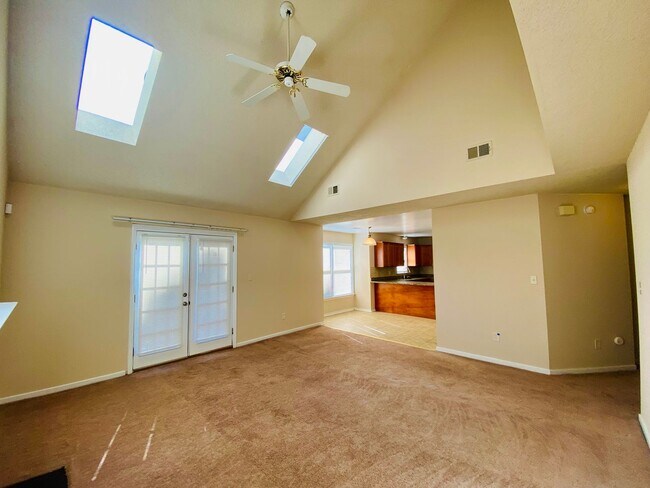 Building Photo - Beautiful and Spacious 3bdrm/2.5bth Home C...