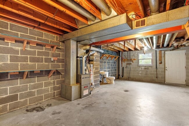 Building Photo - Coming Soon - 2 Bedrooms 1 bath - Dallasto...