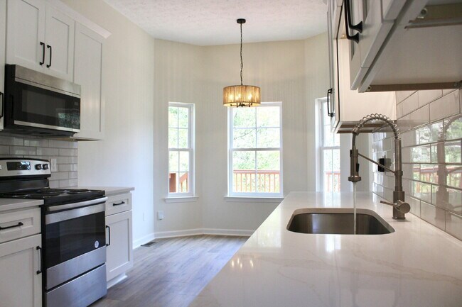 Building Photo - Stunning Move-In Ready Home in Hendersonville – Minutes from Old Hickory Lake!