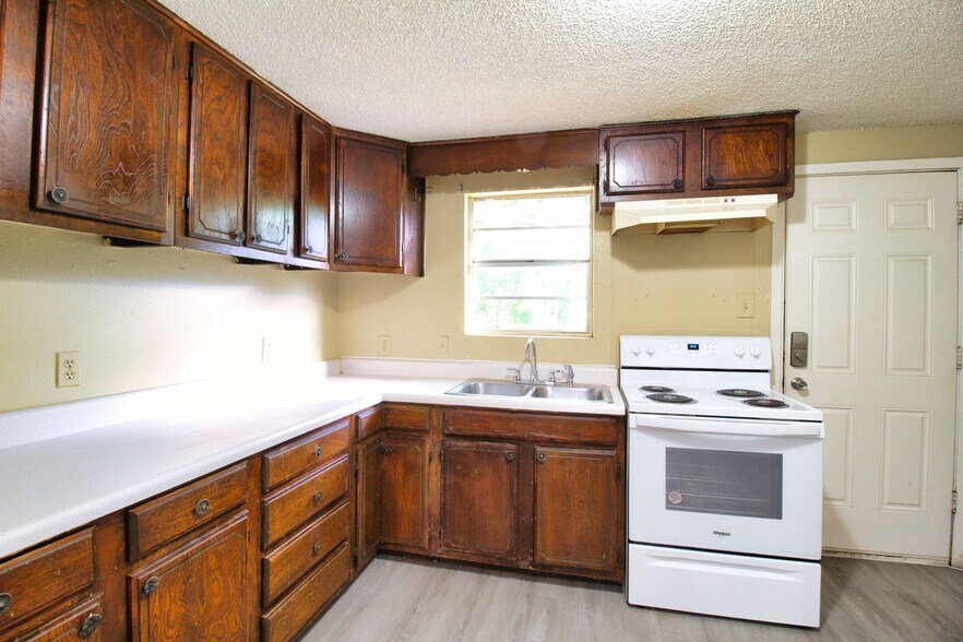 Building Photo - 8100 Doreen Ave