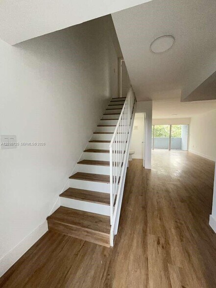 Building Photo - 9357 Fontainebleau Blvd