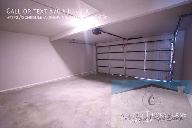 Building Photo - 715 Thicket Ln