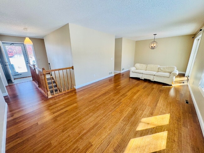 Building Photo - Charming Chaska Retreat: Spacious Single Family Homer 3-Bedroom 2.5 Bathroom Home with Finished B...