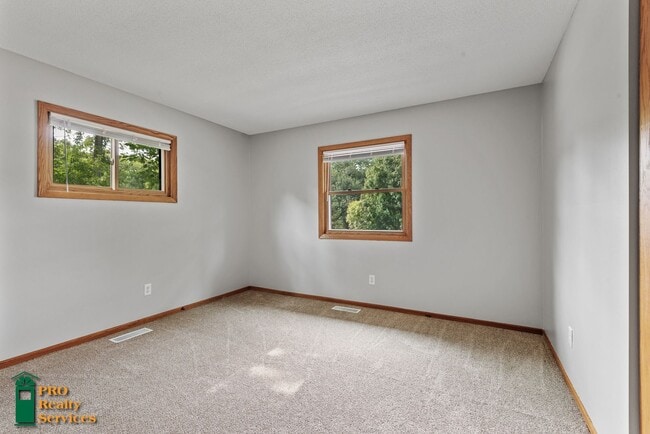 Building Photo - 4 Bedroom Home in Plymouth