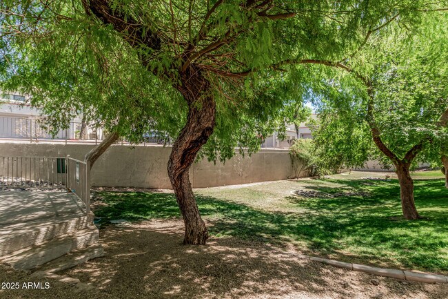 Building Photo - 985 N Granite Reef Rd