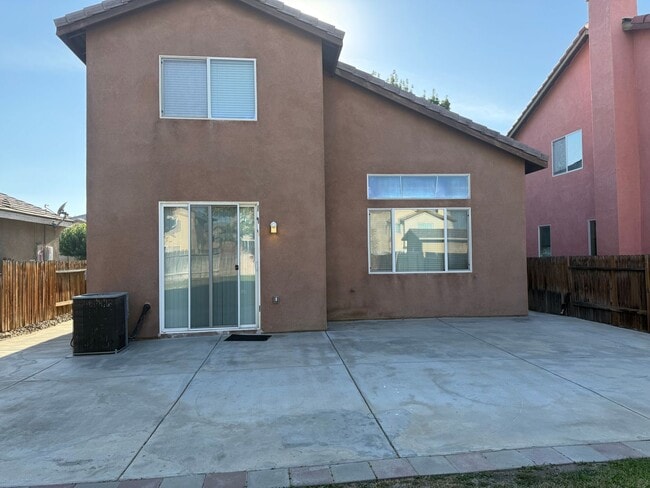 Building Photo - Brentwood Community- Centrally Located- 3 ...
