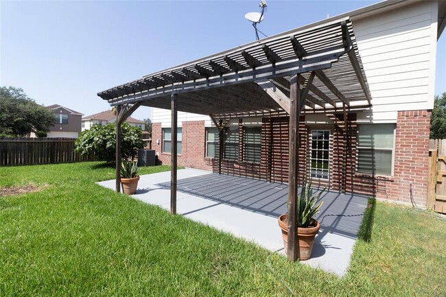 Building Photo - 2202 Crossmill Ln