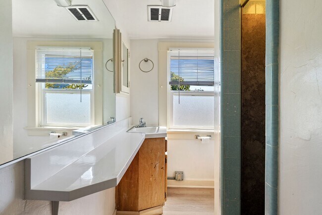 Building Photo - 5 Bedroom 2 Bathroom House - AVAILABLE JULY 2026 - MAY 2027